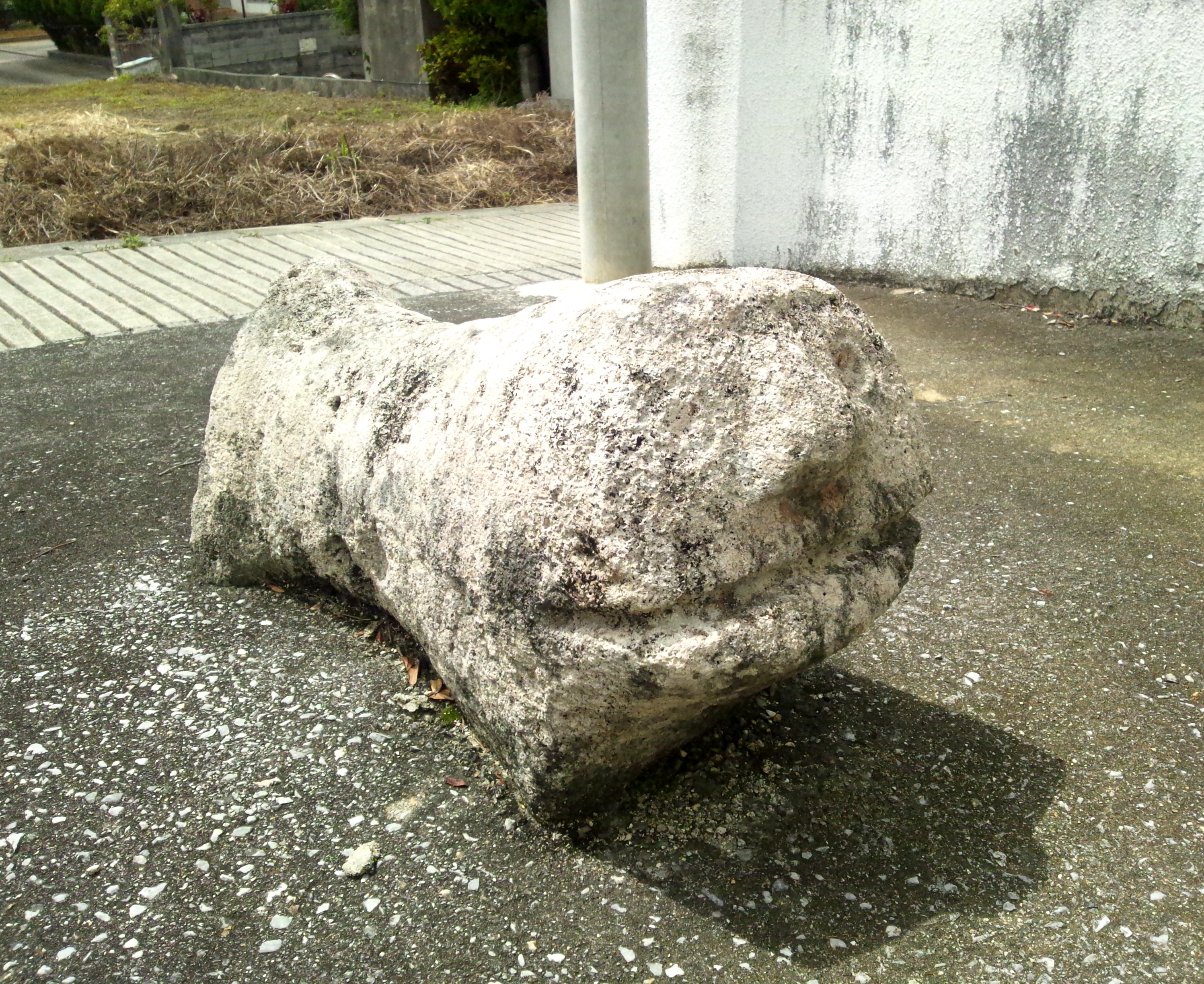 八重瀬町新城 村落獅子の続編: スタジオde-jin シーサーの石彫刻